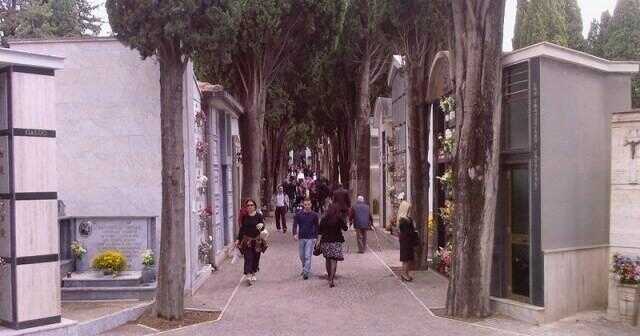 Colpito da un infarto mentre lavorava nel cimitero di Battipaglia