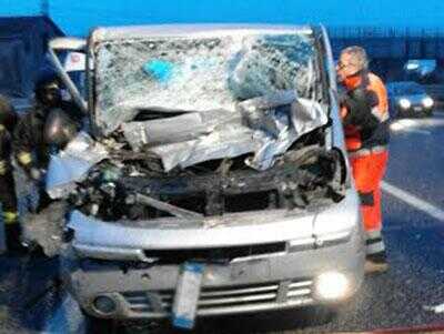 Incidente sulla Salerno-Reggio Calabria, furgone finisce fuori strada