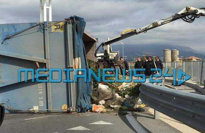 Autocarro della nettezza urbana si ribalta in strada