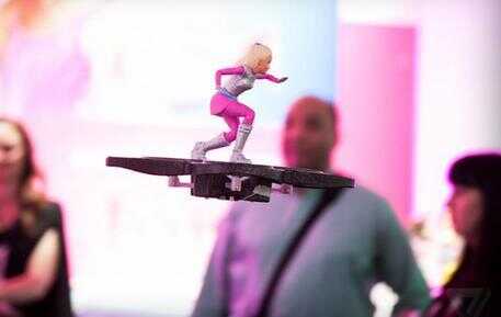 Barbie si modernizza, va sull’hoverboard