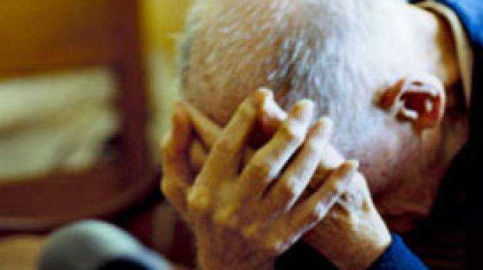 Salerno, maltrattavano anziani: in 18 finiscono nei guai