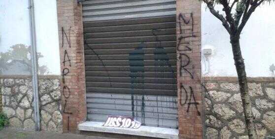 Vandali ancora in azione. Danni alla sede del Napoli club di Pontecagnano