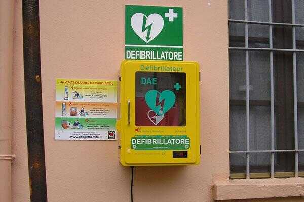 Installazione del primo defibrillatore per le strade di Angri