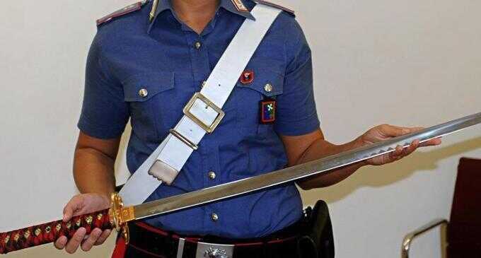Aggredisce con la katana il fidanzato della figlia. Arrestato