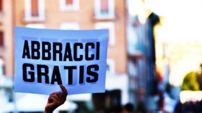 Il forum dei giovani scende in piazza con il flash mob “contatti – abbracci gratis”