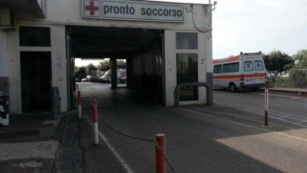 Accoltellato 16enne al liceo. Tre giovani al Ruggi