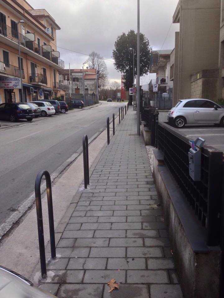 Interventi urbanistici a Baronissi: installati paletti dissuasori