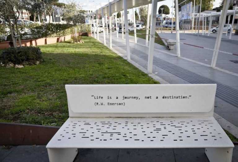 L’attesa diventa viaggio, all’aeroporto di Capodichino le panchine che tengono compagnia