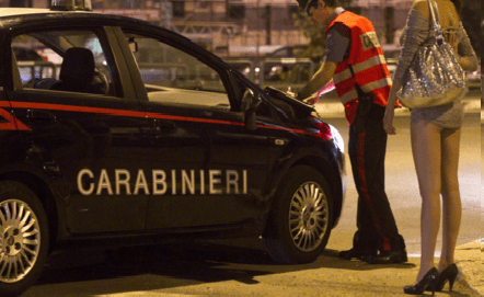 Le chiede un rapporto orale, lei rischia di soffocare; finiscono davanti al giudice