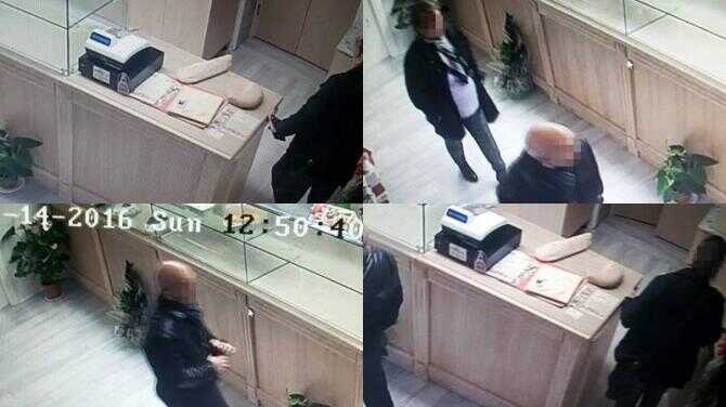 Finti turisti rubano in una panetteria. Le foto caricate sul web