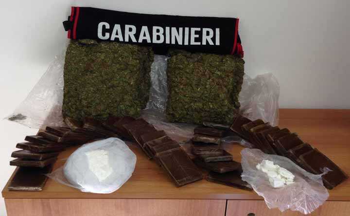 Nascondeva 15 kg di droga sotto la vasca da bagno. Arrestata