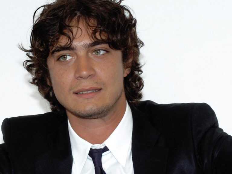 Riccardo Scamarcio in ospedale per un malore