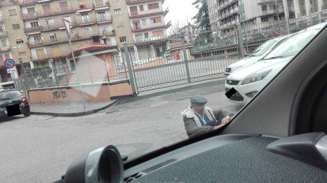 Parla da solo e si siede in mezzo alla strada, paura tra gli automobilisti