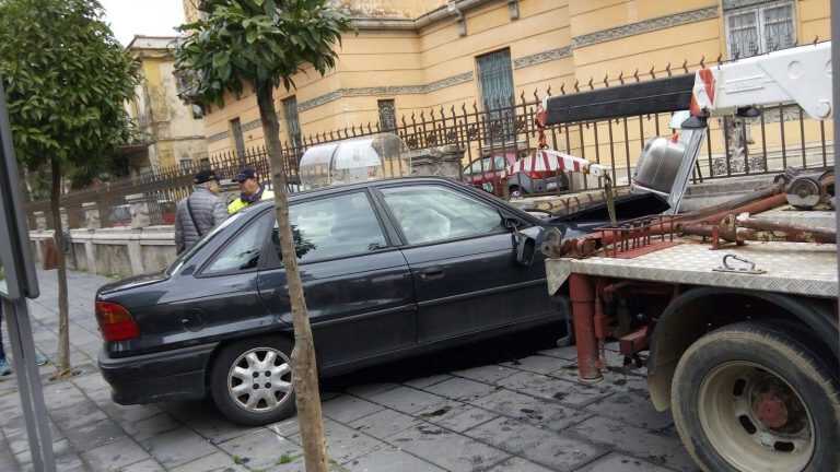 Auto si schianta contro un muro in pieno centro storico, paura a Cava de Tirreni