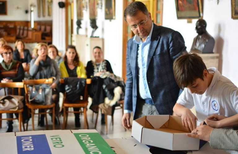 Concorso “Rifiuti da Favola” a Cava. Consegnati contenitori nelle scuole