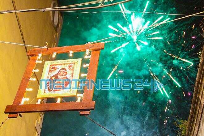 FOTO | Madonna delle Galline 2016: l’alzata del Quadro