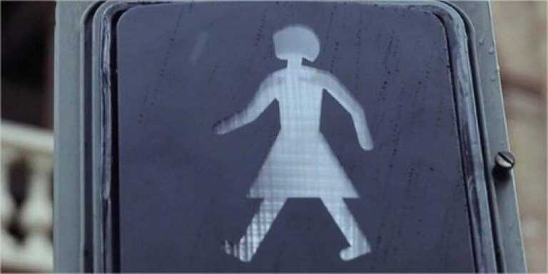 Parità di genere: messa gonna agli omini ai semafori