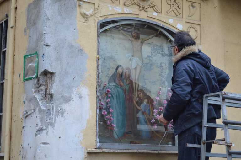 L’edicola del maestro Pepe ha una nuova vetrata