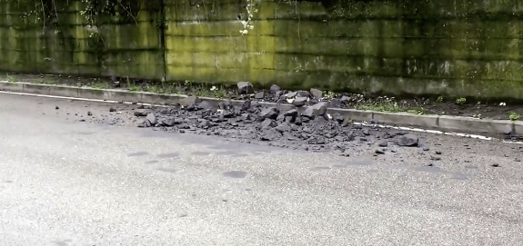 Salerno. Cede un costone in via Dei Greci a Fratte