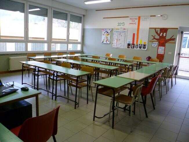 Torre del Greco, aule inagibili: chiusa la scuola D’Orsi. Doppi turni alla Scauda