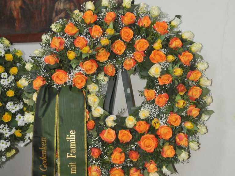 Tormentava la cognata per gelosia: le inviava fiori  da funerale e condoglianze