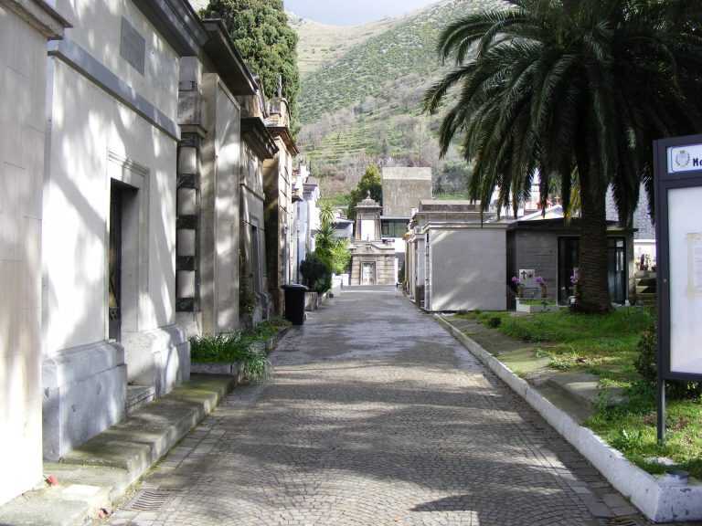 Cimitero di Salerno: denunce per le condizioni precarie della struttura