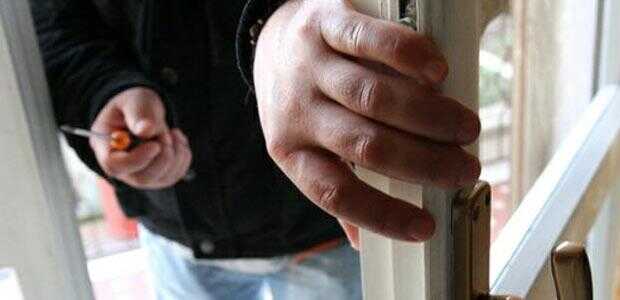 Finge malore per derubare un’anziana: arrestato 34enne