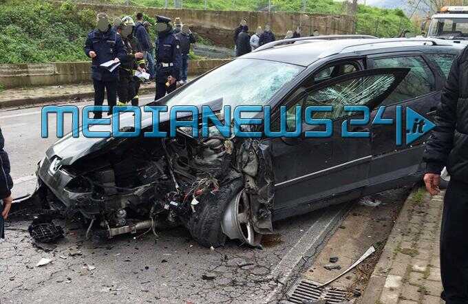 Asfalto viscido: auto distrutta, lui ne esce illeso