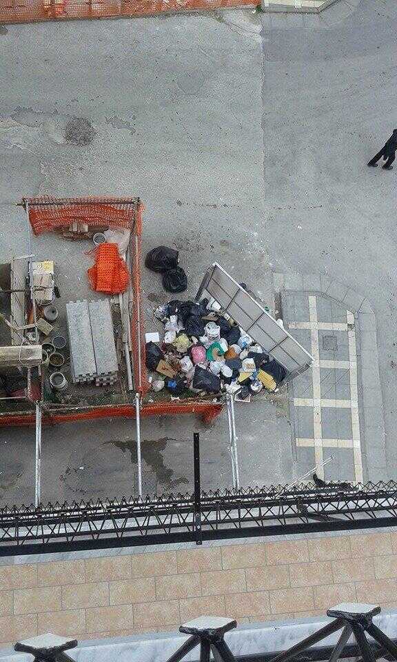 Sacchetti in strada? A Nocera li nascondono i…cartelloni