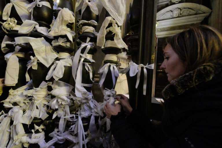 “San Gennaro non si tocca”, fedeli in piazza con i fazzoletti bianchi