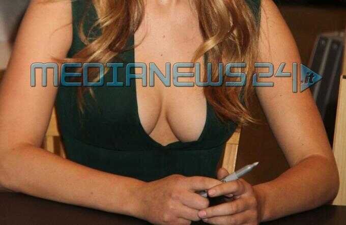 Madre di un’alunna cacciata via da scuola, colpa di un provocante decolleté