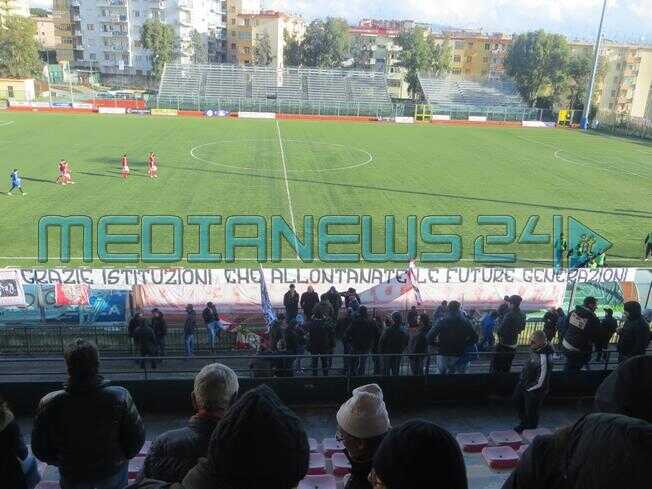 Al Liguori cori e striscione dei tifosi contro l’Amministrazione Comunale