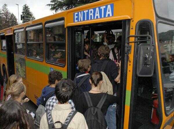 Scuola. Abbonamenti gratuiti ai mezzi di trasporto per gli studenti campani