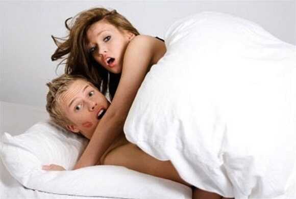 Amante scappa sul tetto all’arrivo del fidanzato di lei: salvato dai pompieri