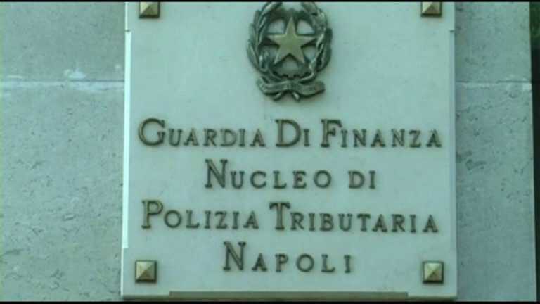 Napoli, blitz della Guardia di Finanza: ritirata merce contraffatta