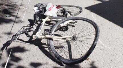 Pagani. Esce con la bici, una Apecar lo impatta: 60enne si frattura il femore