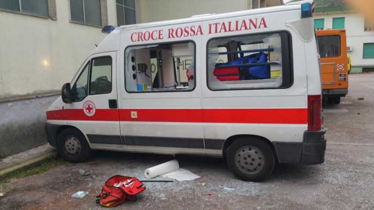 Schiacciato tra due autocompattatori: perde la vita operaio 52enne