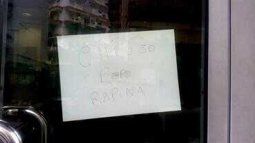 Rapina un negozio poi vi ritorna come cliente: braccato.