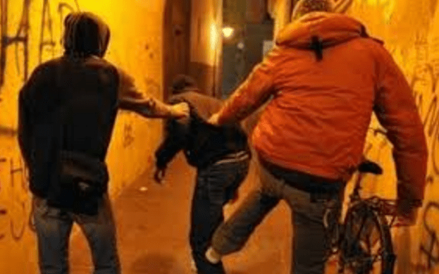 Rissa all’uscita di una discoteca, giovane rischia di perdere l’occhio