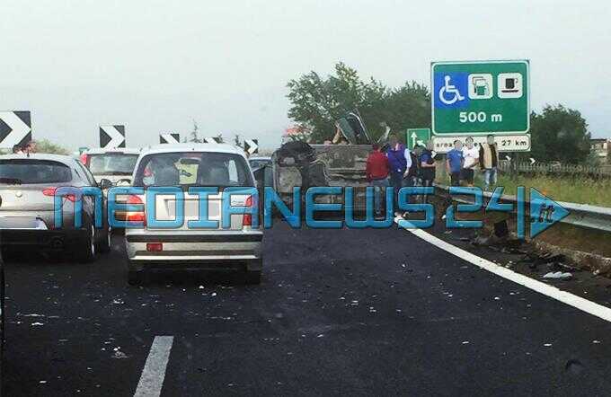Incidente in autostrada: auto si ribalta, conducente ferito