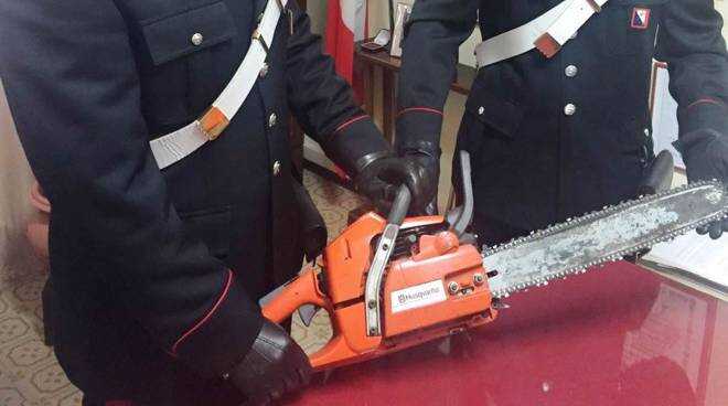 Angri. Semina il panico in centro armato di motosega. Era scappato dal centro di cura