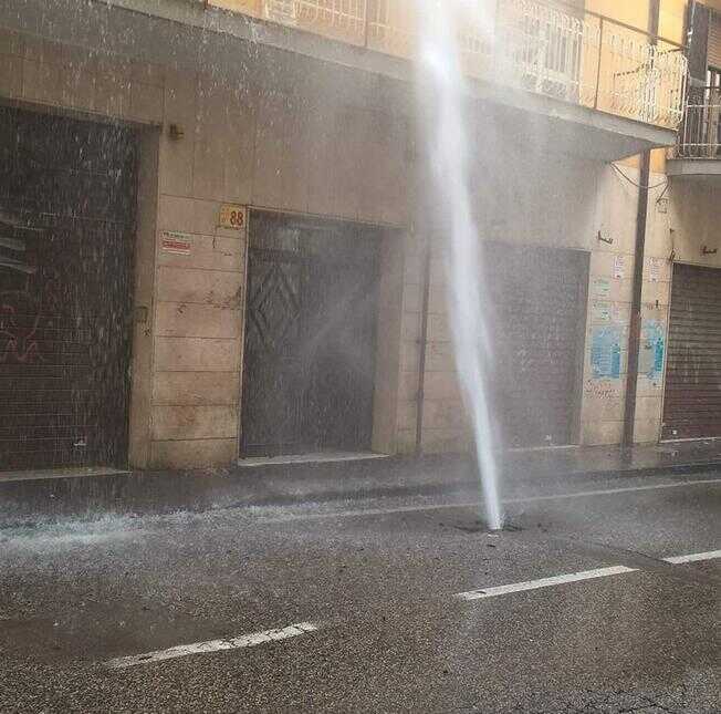 Tubatura rotta in centro: effetto geyser a Torre del Greco