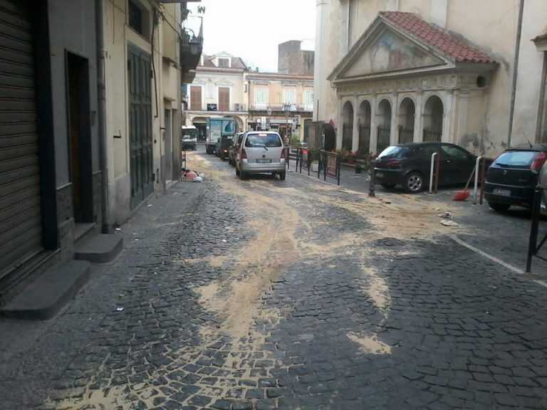 Si rompe la spazzatrice, via Malet piena…d’olio