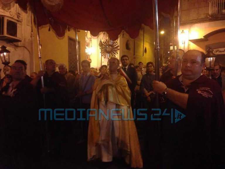 Corpus Domini, Pagani si inchina davanti al Corpo di Cristo