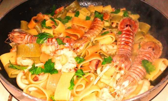 Calamarata tricolore con frutti di mare e cicale di mare 3