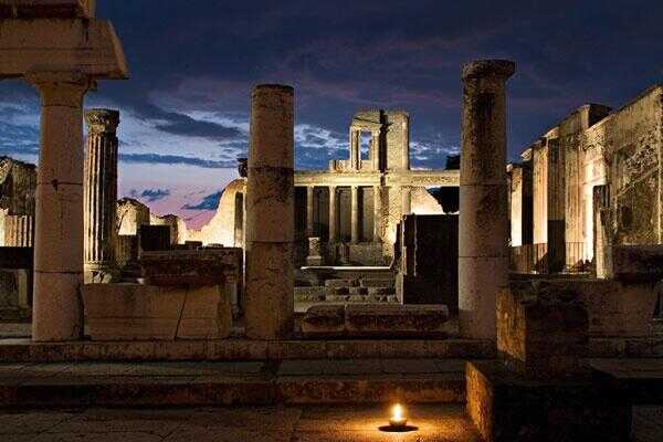 Pompeii-at-night