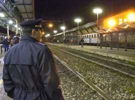 Attraversa i binari in stazione, denunciata dalla Polizia