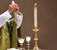 Si sente male mentre dice messa, sacerdote in ospedale