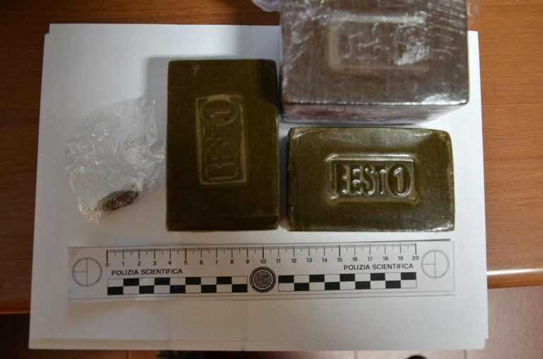 Avevano un kg di droga addosso, arrestati 5 pusher