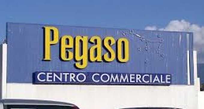 Tenta il furto al Pegaso, acciuffato dalla guardia giurata e consegnato ai carabinieri